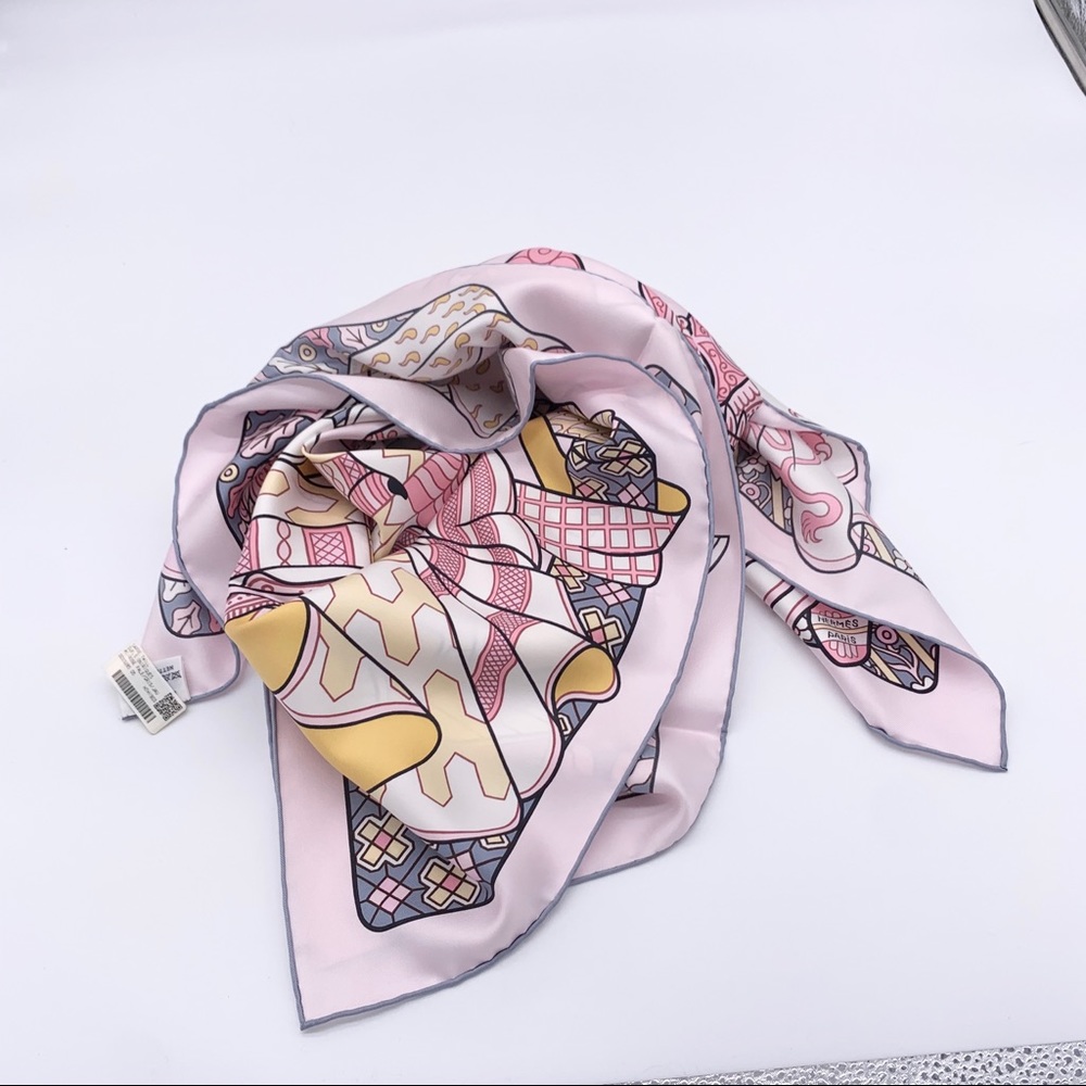 Hermes Silk Duels Oniriques scarf 90 - Picture 3 of 6